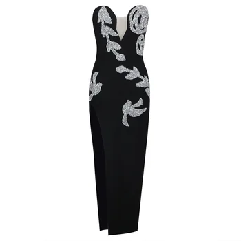 Жена стилна рокля с висока цепка, деколте и отличен декоративен модел във формата на листа